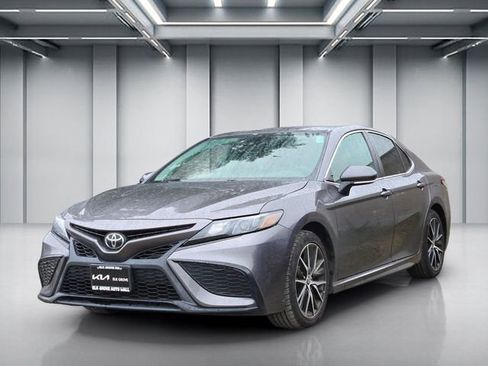 Used 2023 Toyota Camry SE FWD image 3