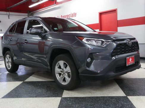 Used 2021 Toyota RAV4 XLE AWD/4WD image 2