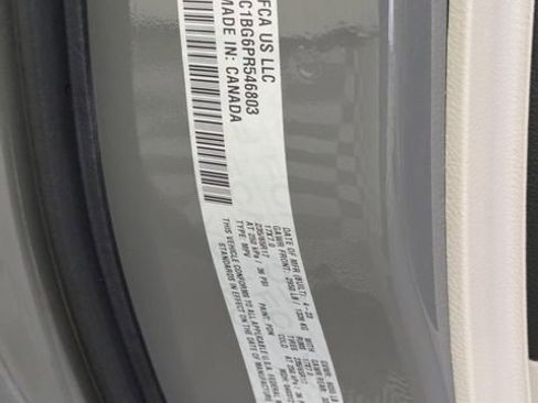 Used 2023 Chrysler Pacifica Touring-L image 34