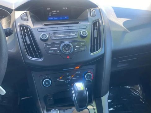 Used 2015 Ford Focus SE FWD image 20