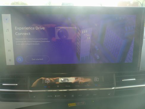 Used 2025 Toyota Sienna XLE image 39