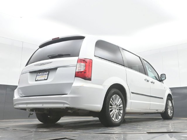 Used 2014 Chrysler Town & Country Touring-L FWD image 44