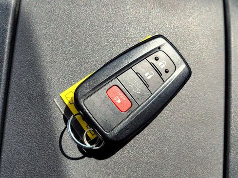 Used 2023 Toyota Highlander XLE AWD/4WD image 11