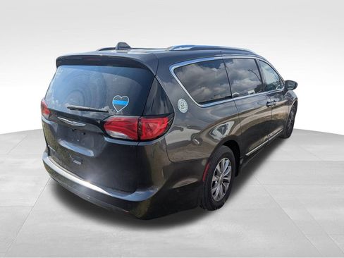 Used 2018 Chrysler Pacifica Touring-L w/ Advanced Safetytec Group image 2