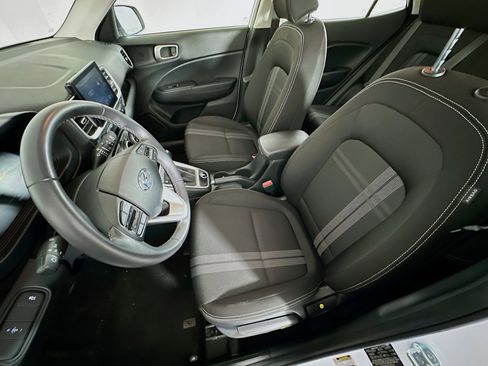 Used 2025 Hyundai Venue SEL image 13