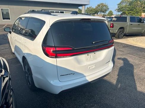 Used 2025 Chrysler Pacifica Limited FWD image 2