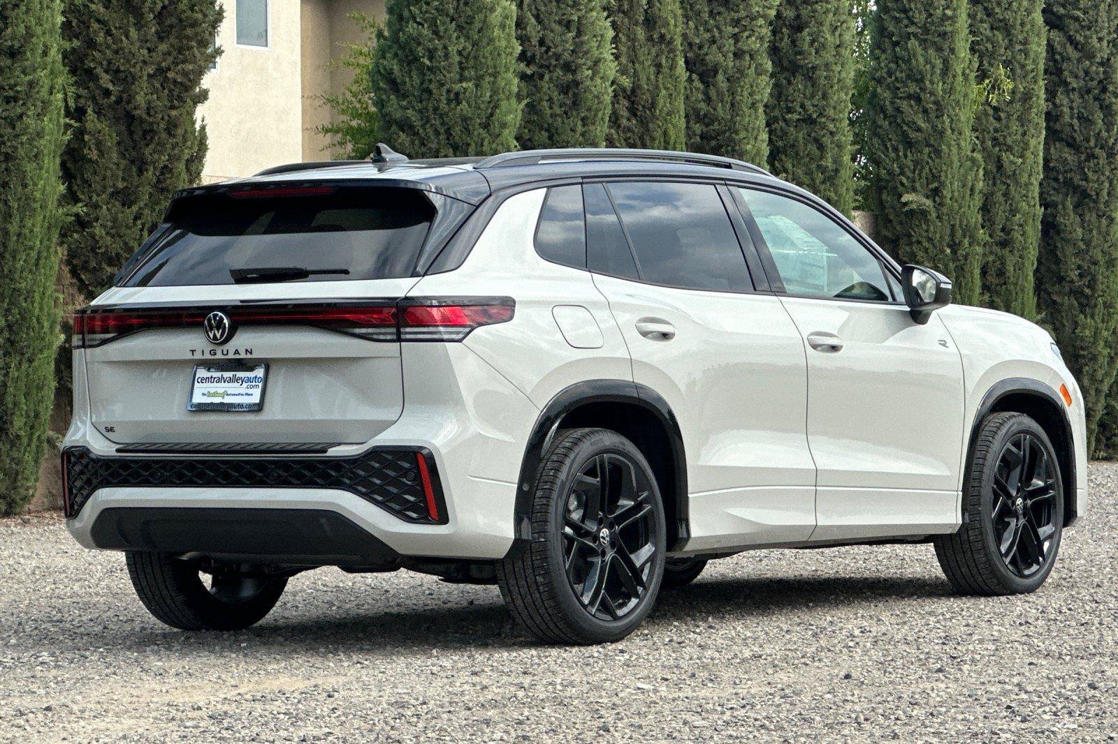New 2026 Volkswagen Tiguan SE R-Line FWD image 3