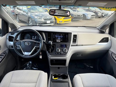 Used 2016 Toyota Sienna LE AWD/4WD image 23