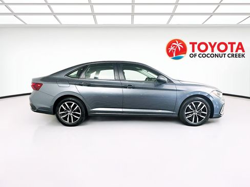 Used 2025 Volkswagen Jetta SE FWD image 2