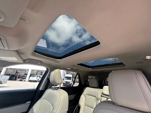 Used 2019 Ford Explorer Limited w/ Limited Luxury Package image 11