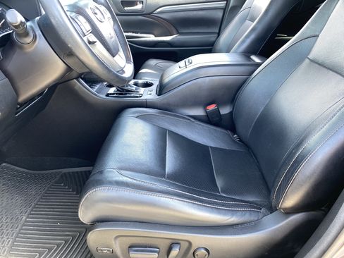 Used 2017 Toyota Highlander Limited w/ Carpet Mat Package AWD/4WD image 17