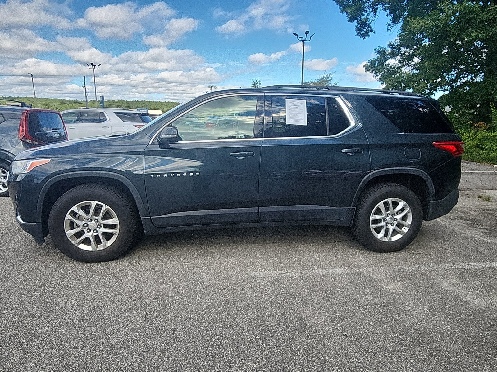 Used 2019 Chevrolet Traverse LT FWD image 2