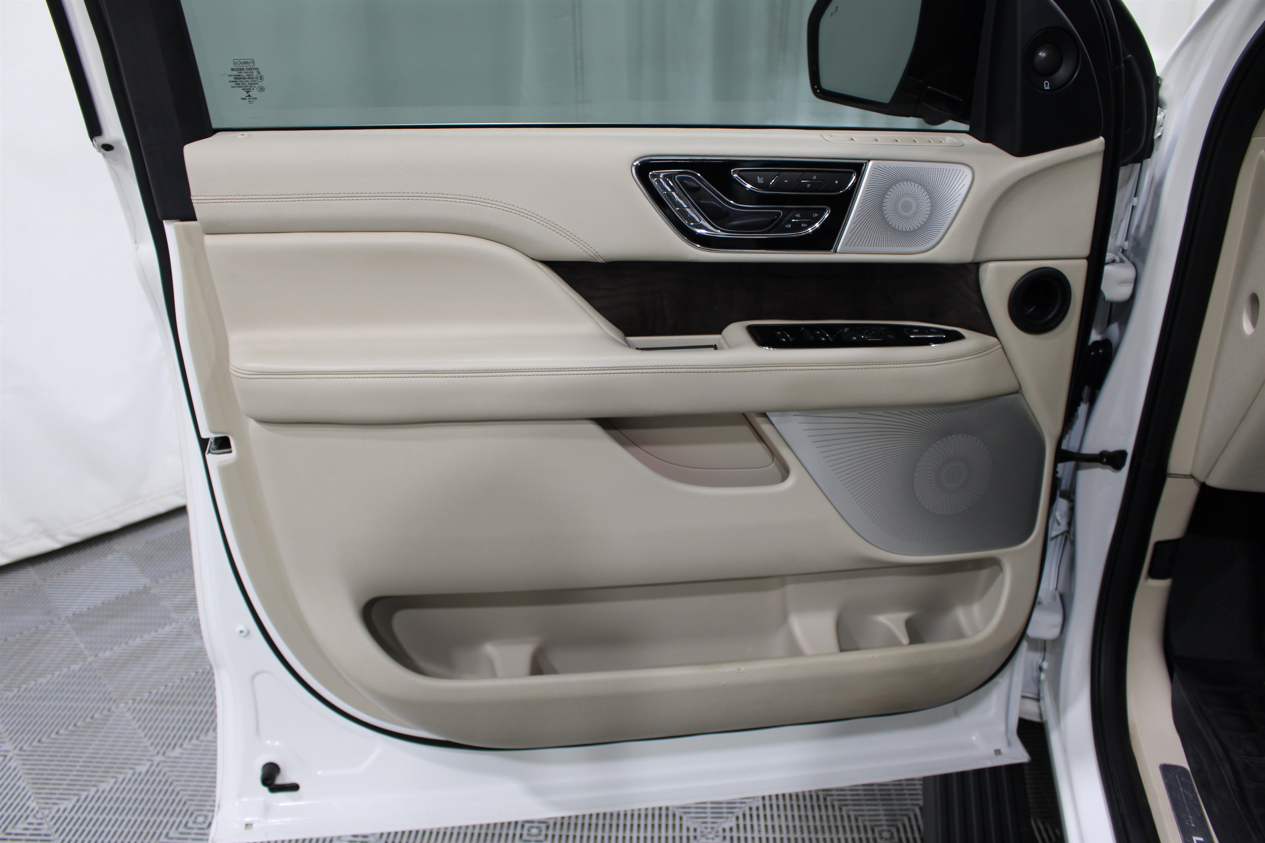 Used 2021 Lincoln Navigator L Reserve AWD/4WD image 5