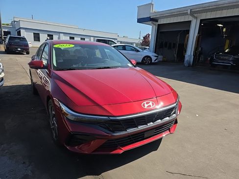 Used 2025 Hyundai Elantra SEL image 2