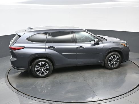 Used 2020 Toyota Highlander XLE image 42