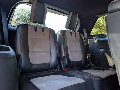 Used 2017 Ford Explorer XLT w/ Equipment Group 202A image 21