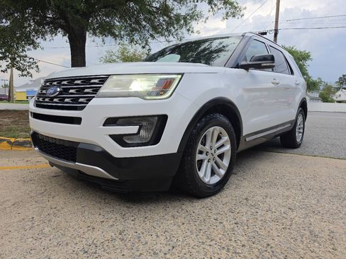 Used 2017 Ford Explorer XLT FWD image 4