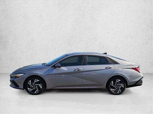 Used 2025 Hyundai Elantra SEL FWD image 9