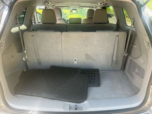 Used 2017 Toyota Highlander LE w/ Carpet Mat Package AWD/4WD image 14