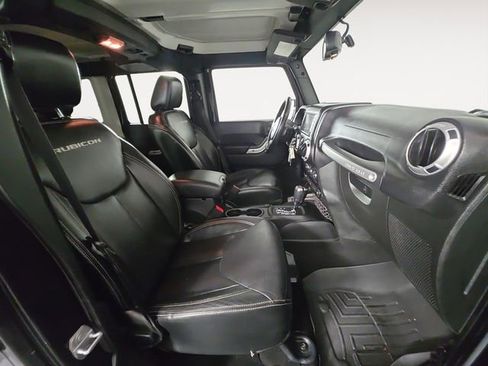 Used 2015 Jeep Wrangler Unlimited Rubicon w/ Connectivity Group AWD/4WD image 15