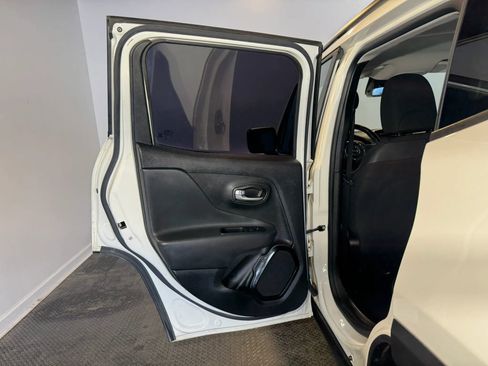 Used 2018 Jeep Renegade Altitude AWD/4WD image 23