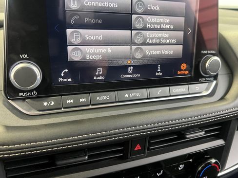 Used 2025 Nissan Rogue S image 39