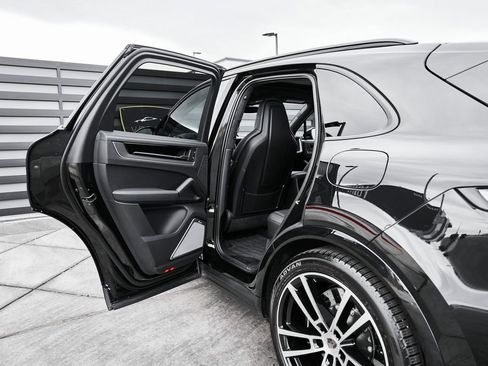Used 2026 Porsche Cayenne Turbo AWD/4WD image 30