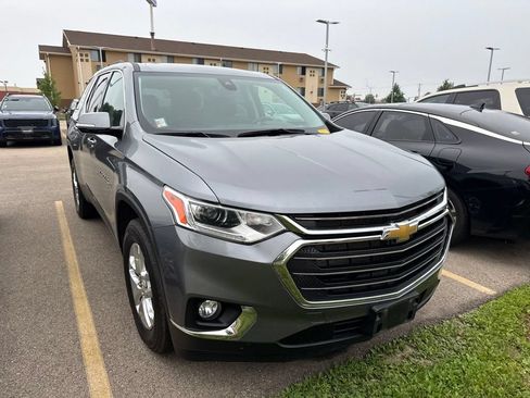 Used 2020 Chevrolet Traverse LT w/ Driver Confidence II Package AWD/4WD image 2