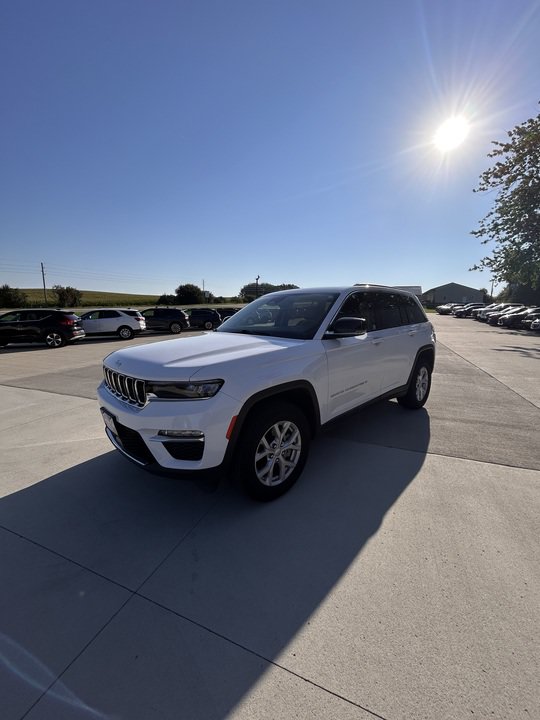 Used 2023 Jeep Grand Cherokee Limited AWD/4WD image 7