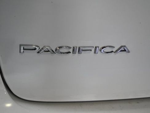Used 2023 Chrysler Pacifica Limited FWD image 10