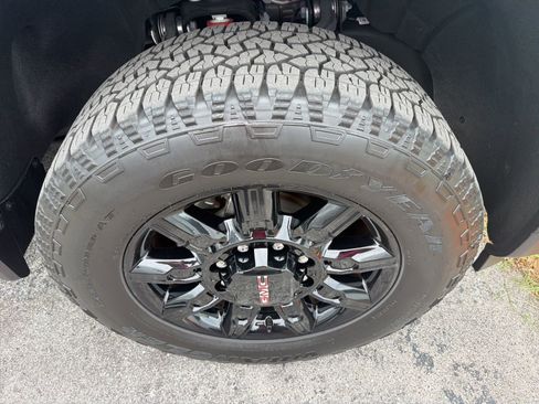 Used 2025 GMC Sierra 2500 AT4 w/ Technology Package AWD/4WD image 14