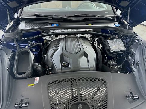 Certified 2023 Porsche Macan image 32