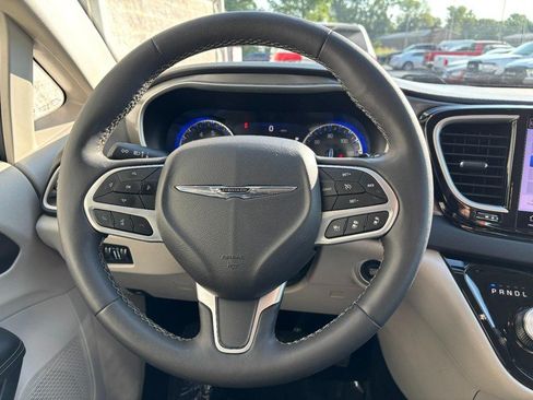 Used 2023 Chrysler Pacifica Touring-L FWD image 16