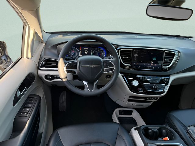 Used 2024 Chrysler Pacifica Touring-L FWD image 7