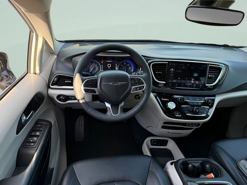 Used 2024 Chrysler Pacifica Touring-L FWD image 7