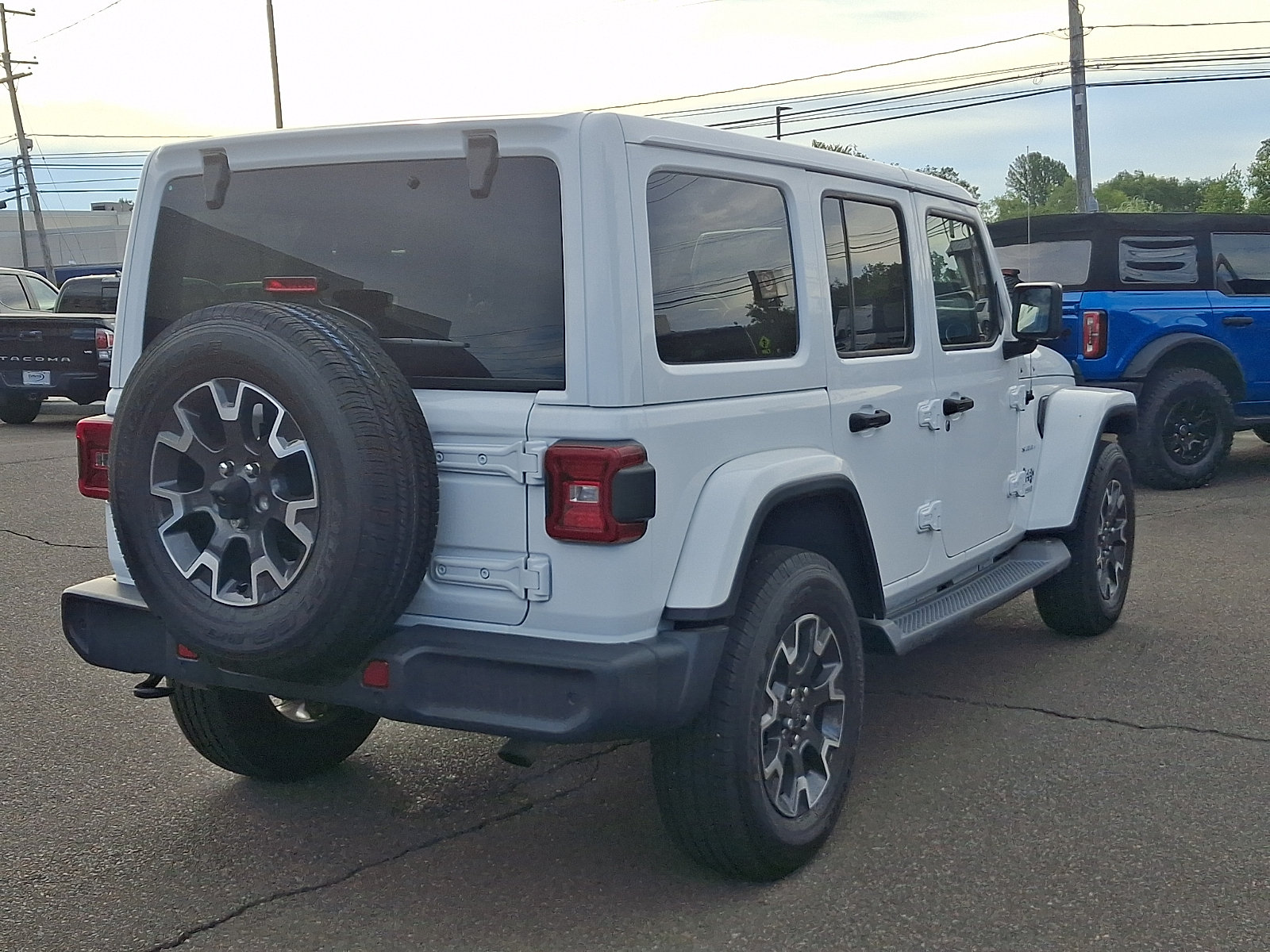 Used 2018 Jeep Wrangler Unlimited Sahara w/ Dual Top Group AWD/4WD image 4
