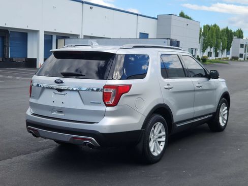 Used 2016 Ford Explorer XLT w/ Equipment Group 202A FWD image 4