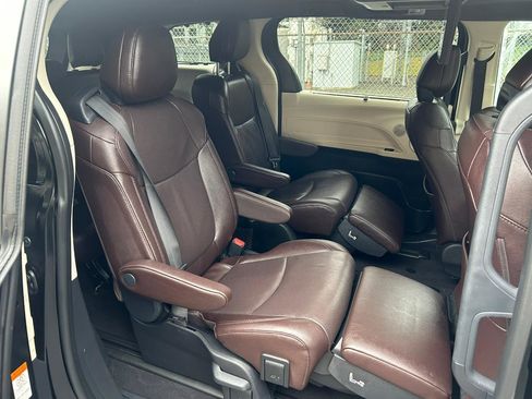 Used 2023 Toyota Sienna Platinum AWD/4WD image 20