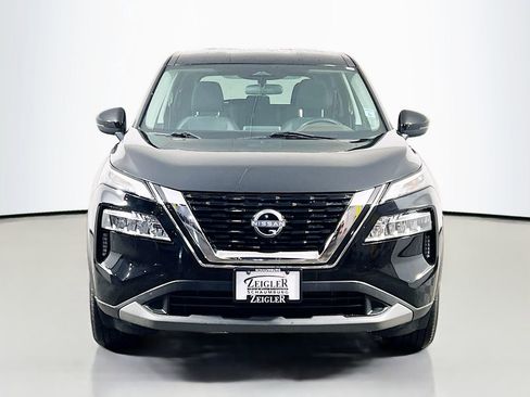 Used 2022 Nissan Rogue SV image 2