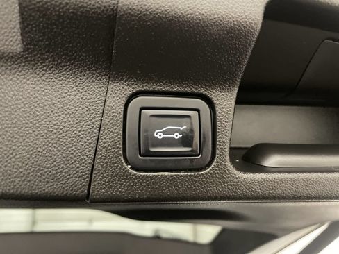 Used 2022 GMC Acadia SLE w/ Driver Convenience Package FWD image 27