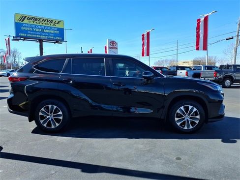 Used 2023 Toyota Highlander XLE image 3