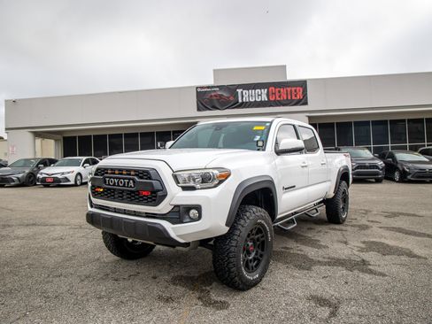 Used 2018 Toyota Tacoma SR5 image 3