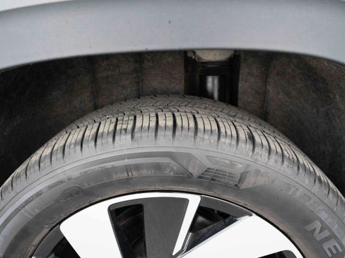 Used 2024 Volkswagen Atlas Cross Sport SE image 31