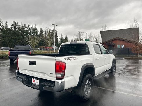 Used 2017 Toyota Tacoma SR5 image 3