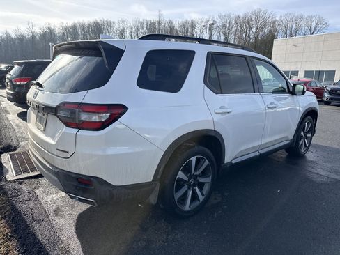 Used 2023 Honda Pilot Touring image 3