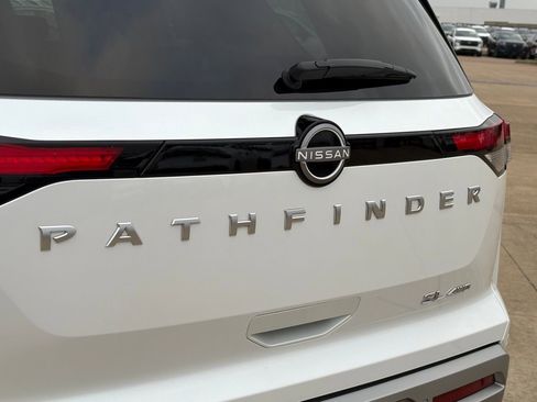 Certified 2025 Nissan Pathfinder SL image 8