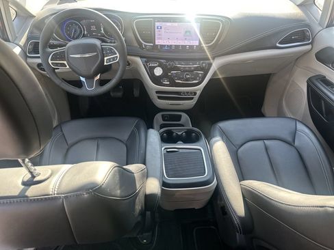 Used 2023 Chrysler Pacifica Touring-L FWD image 20