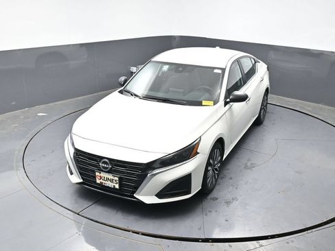 Used 2025 Nissan Altima 2.5 SV FWD image 17