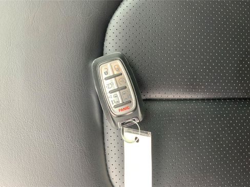 Used 2023 Chrysler Pacifica Touring-L FWD image 36