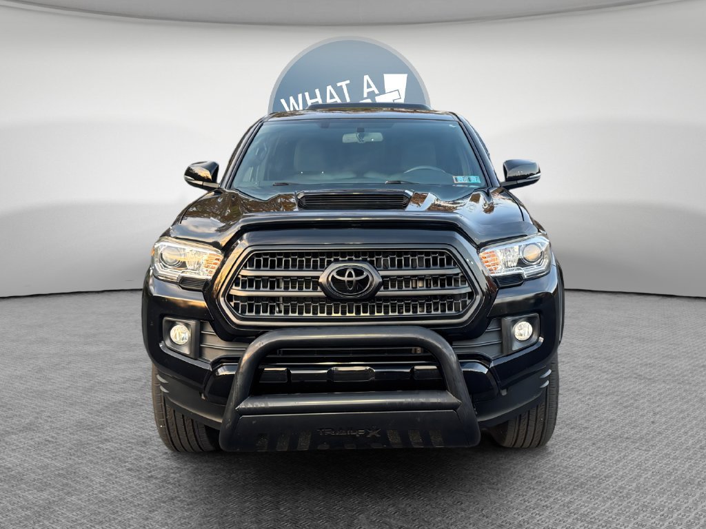 Used 2017 Toyota Tacoma TRD Sport w/ Tow Package AWD/4WD image 9
